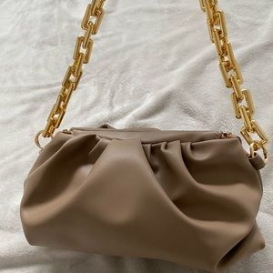 Light brown shoulder bag with gold chain